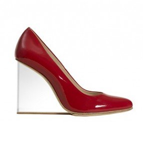 Le scarpe in vernice rossa con tacco in plexiglass Martin Margiela
