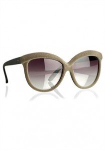 Gli occhiali da sole con dettagli della montatura in velluto di Italia Independent (147€)