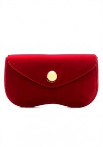 La clutch sinuosa in velluto rosso di Miu Miu (450€)