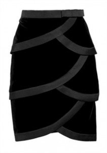 L'elegantissima gonna in velluto nero e pighe in raso di Valentino (1490€)