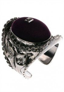 Il bellissimo anello con base in metallo e dettaglio in velluto di Yves Saint Laurent (1250€)