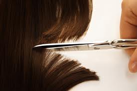Voglia di "darci un taglio"? Non farlo prima di aver imparato tutti i trucchi per scegliere il taglio di capelli perfetto per il tuo viso!