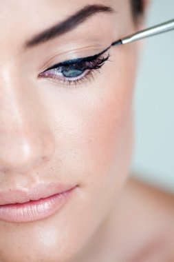 Per rendere lo sguardo più magnetico applica l'eyeliner sulla rima della palpebra superiore.