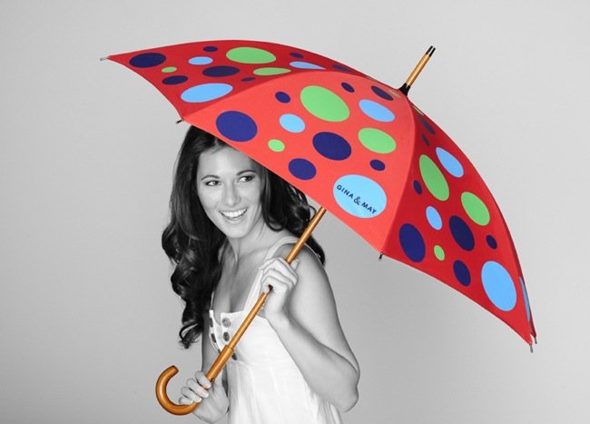 Un bel ombrello colorato per rallegrare anche la giornata più uggiosa.