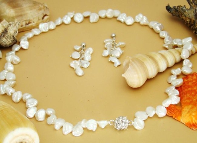 Un accessorio sempre di moda: orecchini e collana di perla.