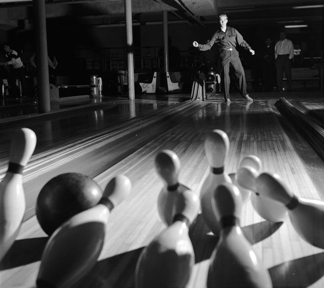 Il bowling è un'ottimo diversivo per una serata tra amici
