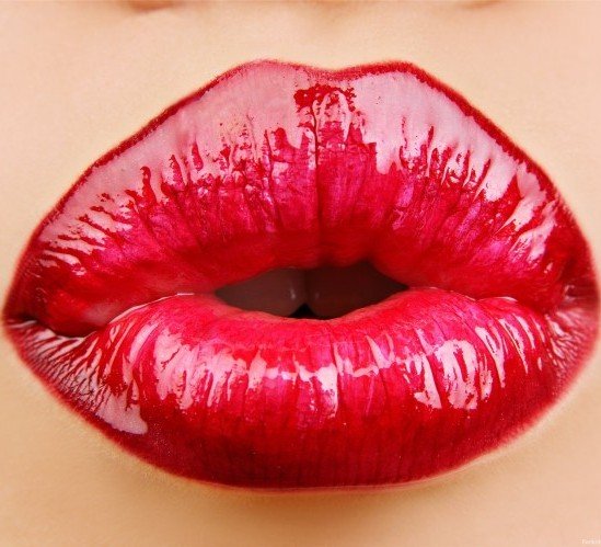 Labbra rosse perfette - Per un maggiore volume applica un po' di gloss al centro del labbro inferiore ma evita di applicarlo su tutte le labbra