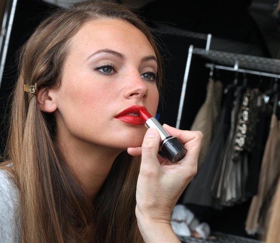 Labbra rosse perfette - Prima di applicare il rossetto fai un peeling alle labbra e applica del burrocacao