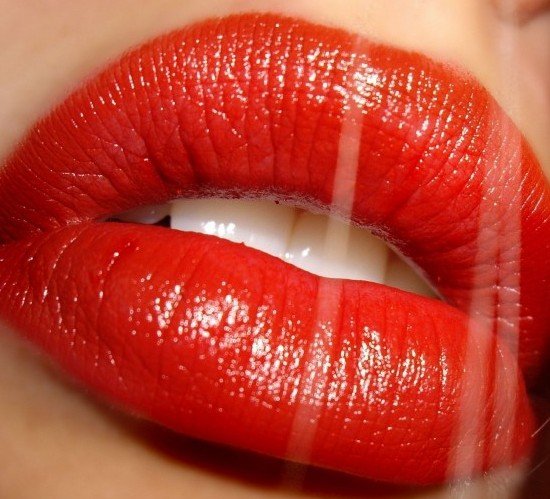 Labbra rosse perfette - Il rossetto rosso mette in evidenza ogni imperfezione perciò le labbra devono essere perfettamente idratate ed omogenee