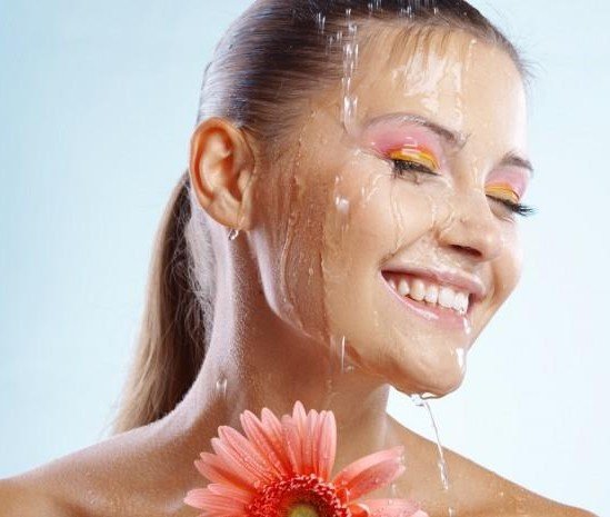Makeup piscina - Il fondotinta sarebbe da evitare ma se per te è irrinunciabile scegline uno a base grassa
