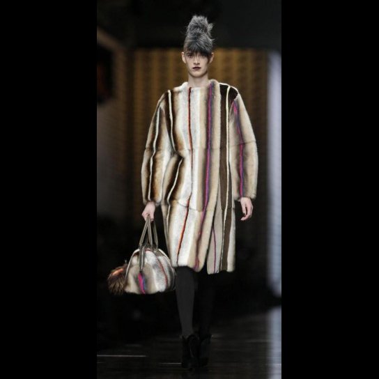 tendenze-autunno-inverno-2013-2014-le-pellicce-ecologiche - Cappotto e handbad in pelliccia di Fendi